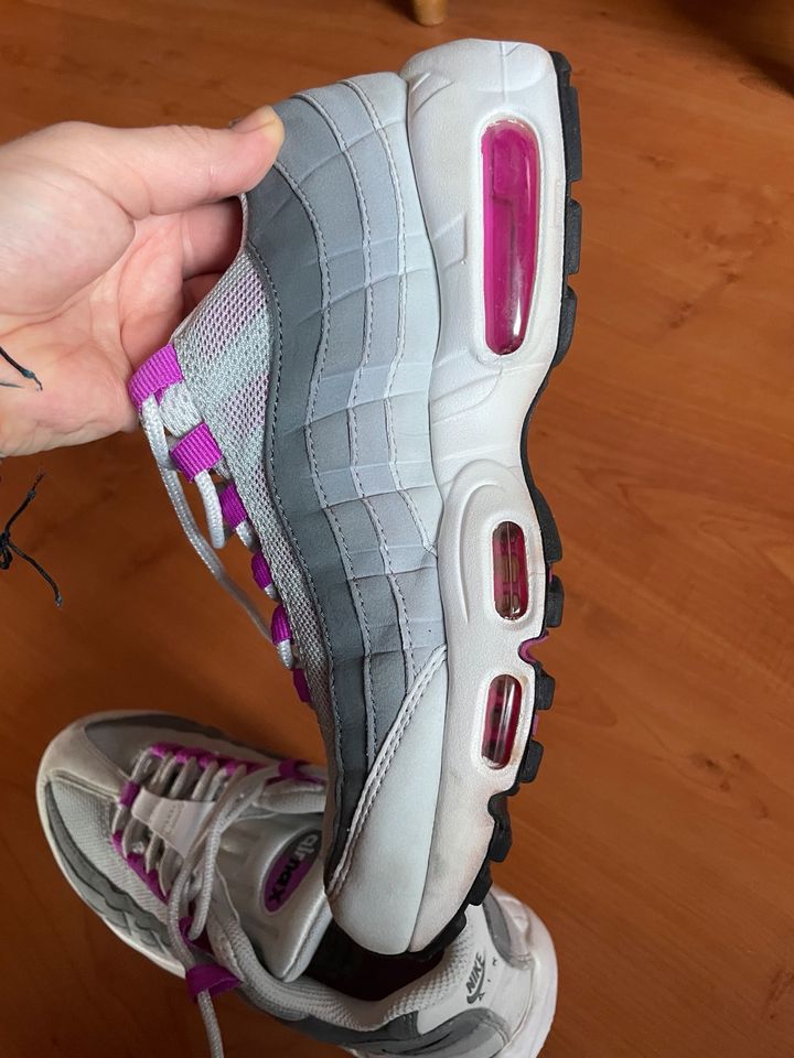 WMNS Nike Air Max 95 Hyper Violet Gr. 40 in Löf