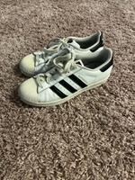 Adidas Superstar Gr. 37 1/3 weiß mit schwarzen Streifen Nordrhein-Westfalen - Petershagen Vorschau