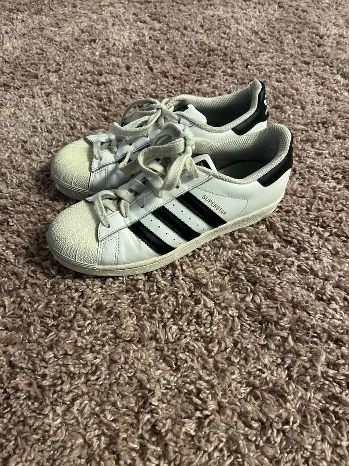 Adidas Superstar Gr. 37 1 3 wei mit schwarzen Streifen