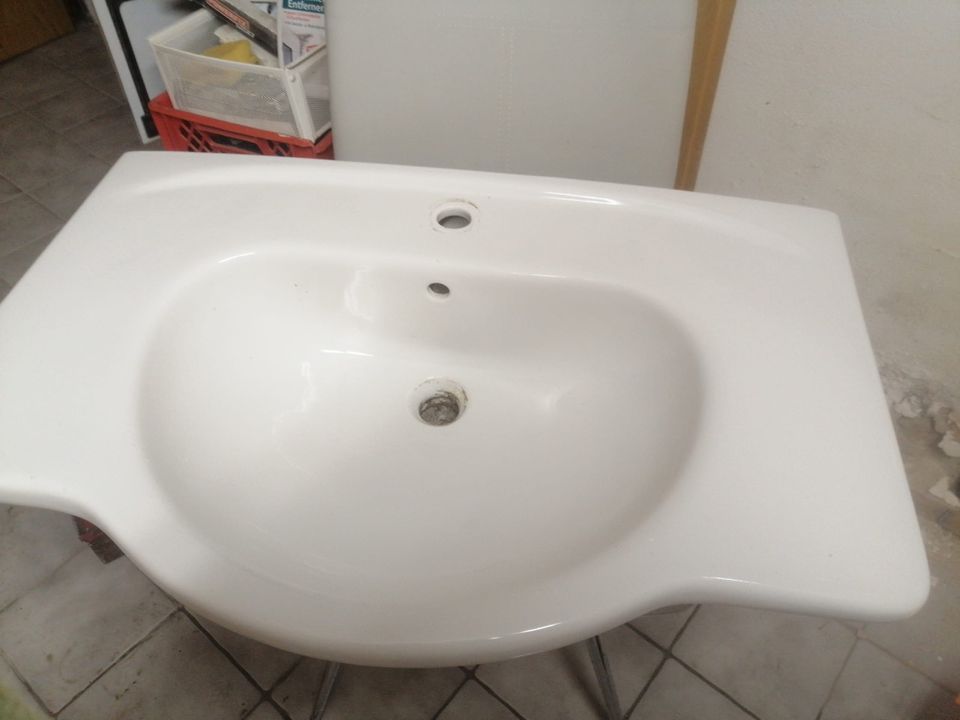 Bad spiegel schrank und Waschbecken in Pohlheim