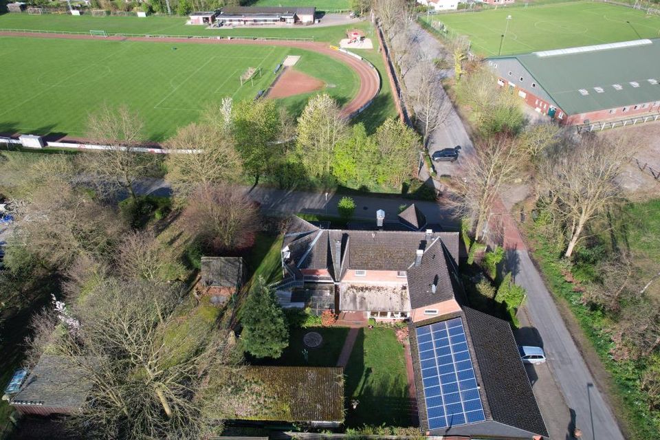 Zweifamilienhaus mit Nebengebäuden - Nähe Sportplatz in Visbek in Visbek