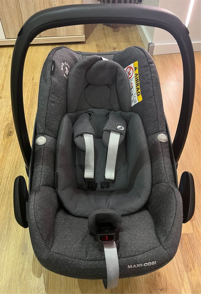 Maxi-Cosi Pebble Plus Babyschale inkl. Base in Neunkirchen Siegerland