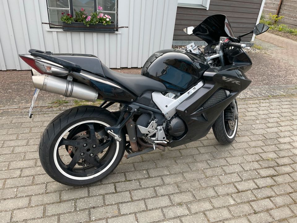 Honda VFR 800 in Velgast