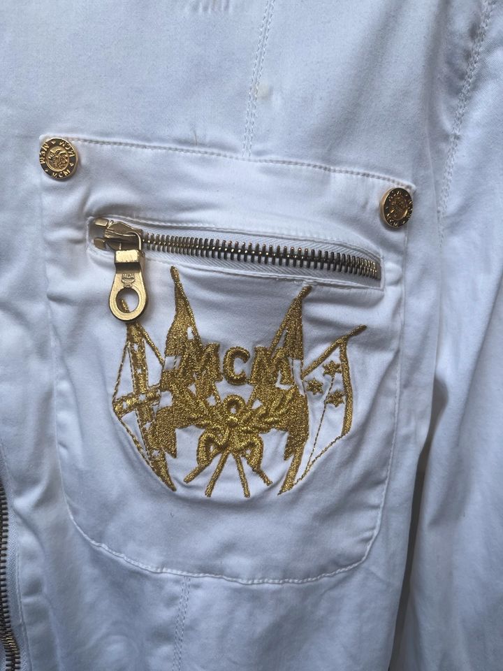 Sportliche MCM Jacke weiß mit goldenem Emblem in München