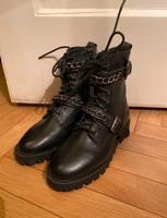 Schwarze Biker Boots von Zara 36 mit Ketten Stiefeletten Leder Hessen - Neu-Isenburg Vorschau