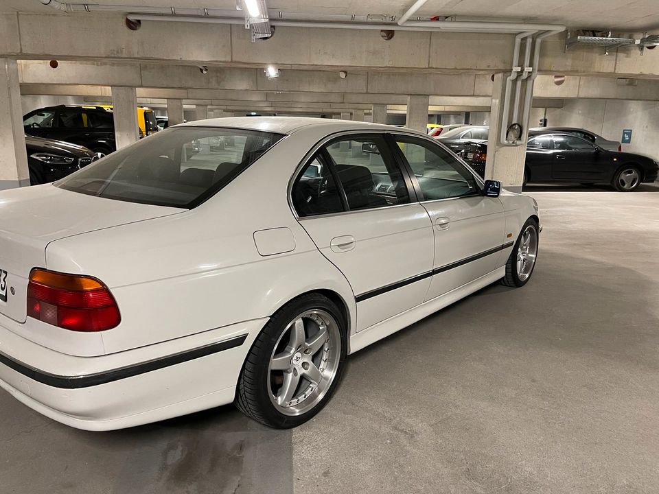 BMW 528i E39 in Neufahrn