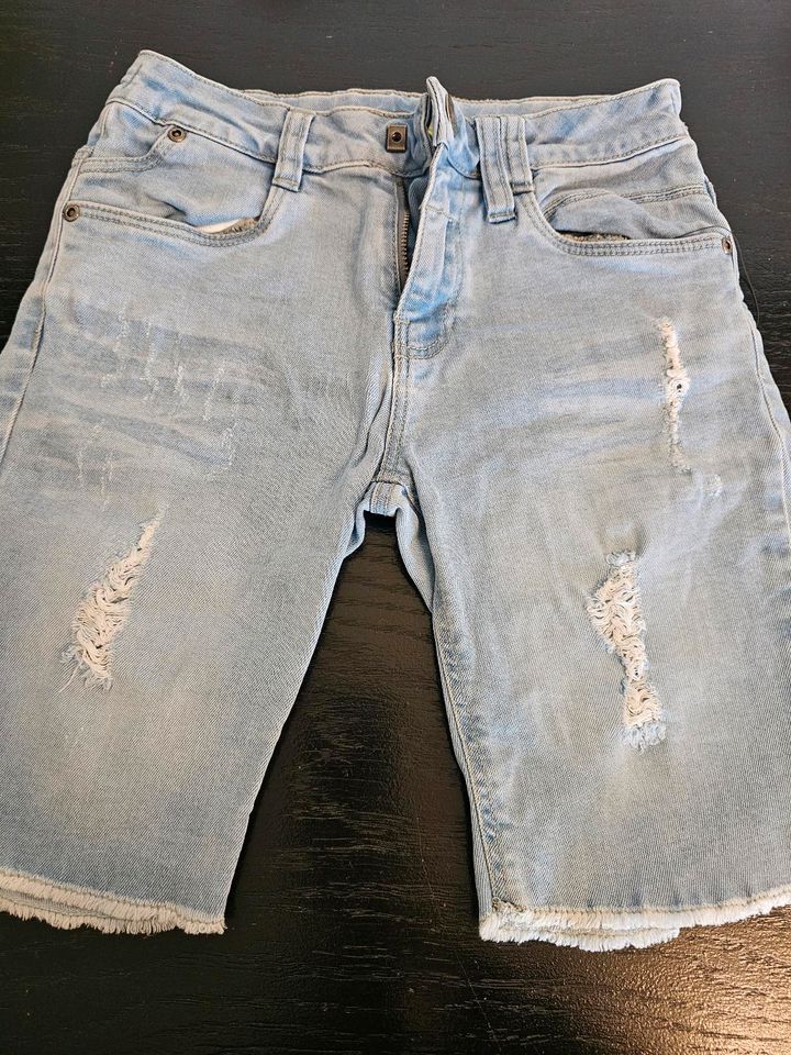 Kurze Hose/ Short/ kurze Jeans Gr. 128 in Nandlstadt