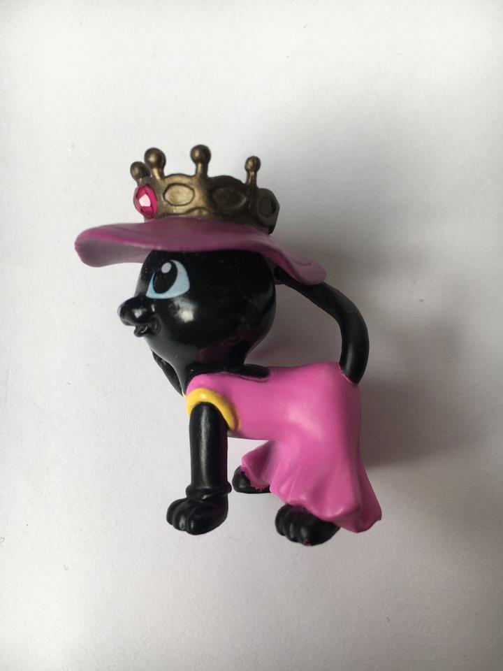 Spielzeugfigur schwarze Katze im rosa Kleid mit Hut Kätzchen in Frankfurt am Main