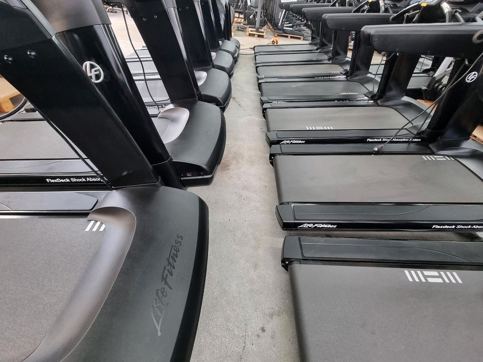Life Fitness Laufband 95T Elevation Discover SE3HD Console !! in Detmold