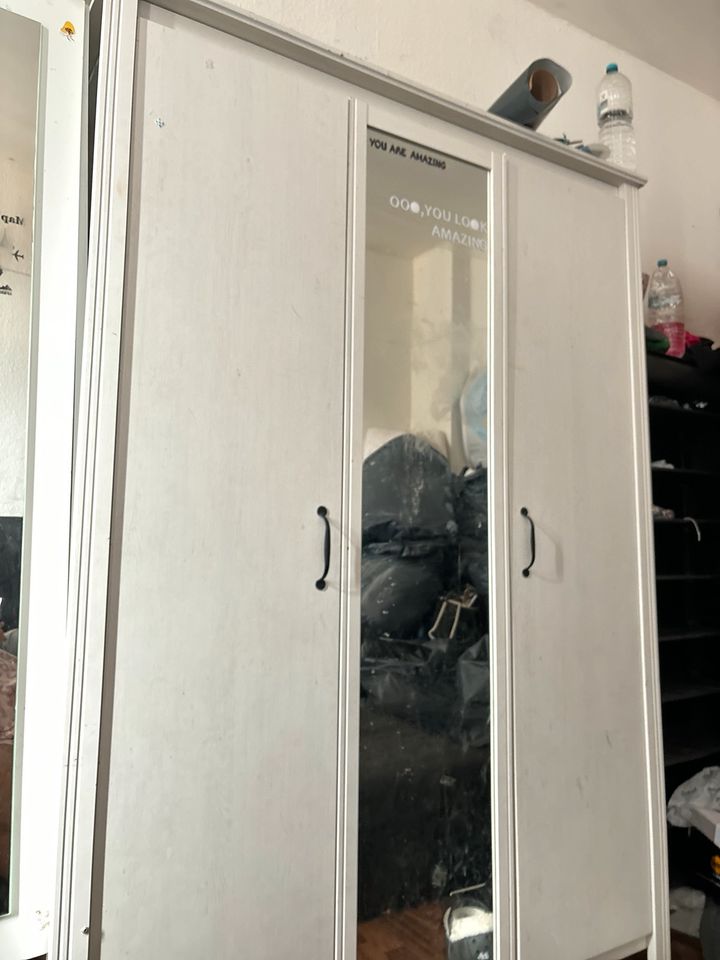 Kleiderschrank mit Spiegel für 50€ verhandelbar in Duisburg