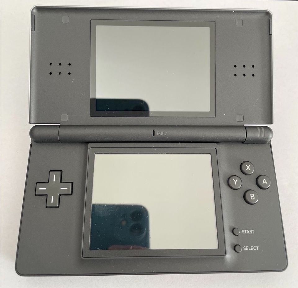 Nintendo DS Lite (NDSL) Silber/Schwarz Guitar Hero + Netzkabel in Künzelsau