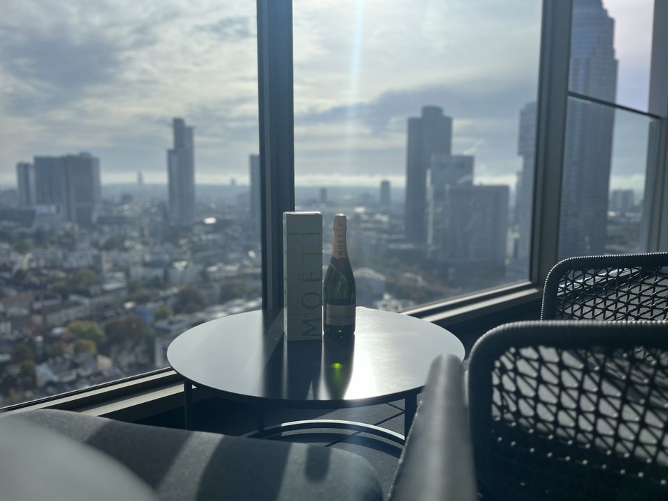 Neubau! Luxuriöse möblierte Skyline-Wohnung über Melia Hotel (WESTEND)- MESSE Frankfurt in Frankfurt am Main