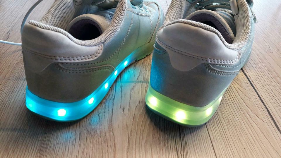 LED Sneaker Turnschuhe cool 35 USB Blinkschuhe Leuchtschuhe in Murg