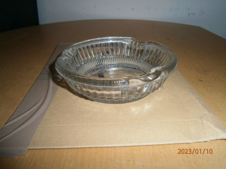 DDR Aschenbecher Glas rund ca. 12 cm Durchmesser, ca. 3,5 cm hoch in Lucka