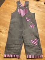 Handmade Latzhose mit Herzen und Muffins Gr. 128/134 Hessen - Birstein Vorschau
