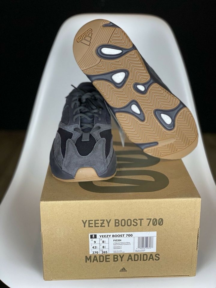 adidas YEEZY BOOST 700 utility black - neu - Größe 42 2/3 in Düsseldorf