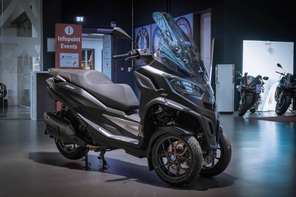 Piaggio MP 3 530 EXCLUSIVE Schwarz Matt in Köln