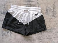 Nike Shorts XS weiß schwarz neuwertig Hessen - Neu-Isenburg Vorschau