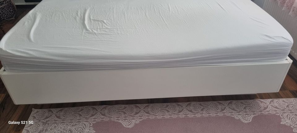 Ein großes weißes Schlafzelt mit einer kleinen Schublade 180\200 in Hagen