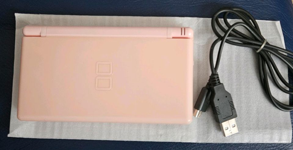 Nintendo Ds Lite + 8 Spiele in Augsburg