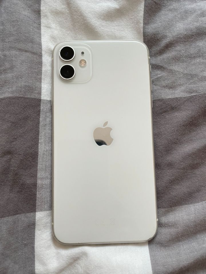 iPhone 11 in weiß in Neukirchen