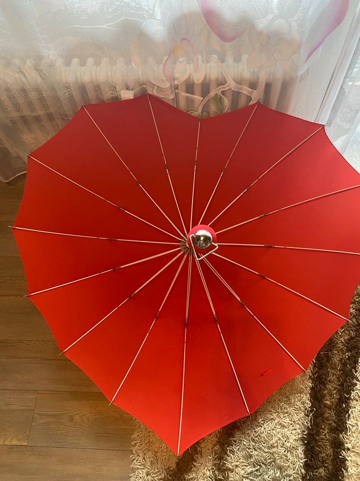 Herz-formiger Regenschirm - Rot in Baden-Württemberg - Reutlingen | eBay  Kleinanzeigen ist jetzt Kleinanzeigen