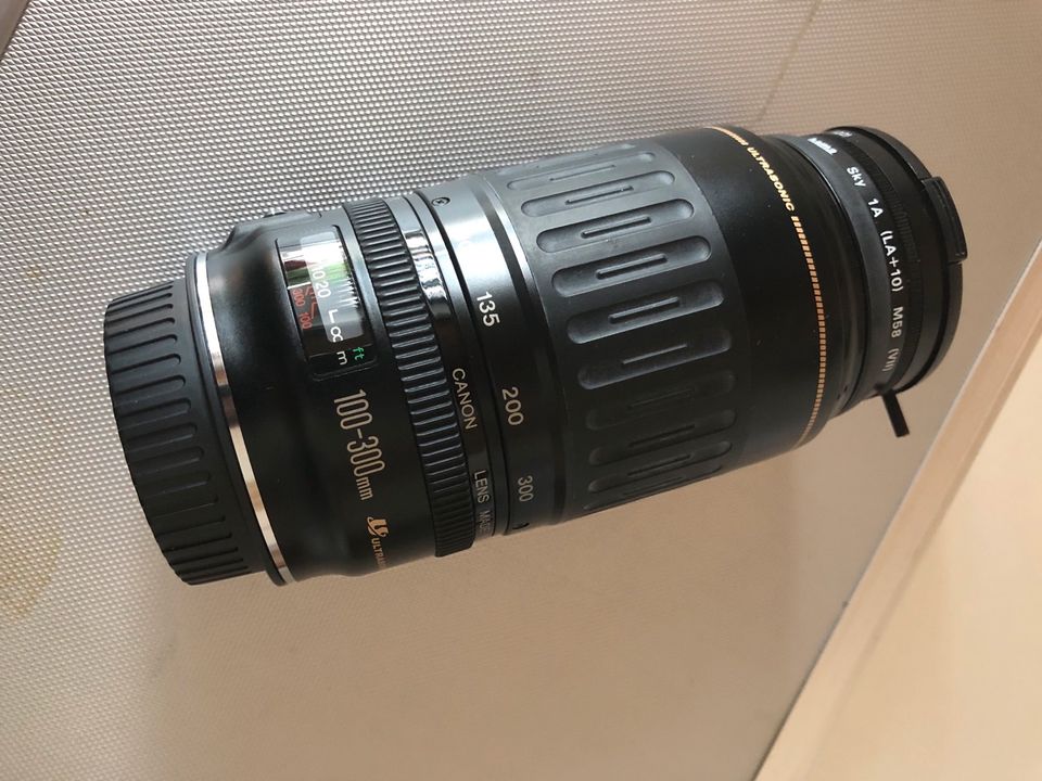 Spiegelreflexkamera - Canon EOS 10 - und 2 USM Objekte + Zubehör in Großkarolinenfeld