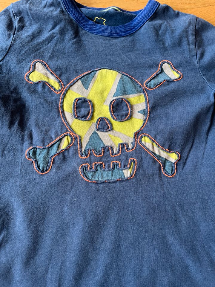 Cooles Mini Boden langarmiges Tshirt mit Totenkopf  4/5 Jahre 110 in Düsseldorf