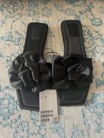 Neu mit Etikett // H&M Satinsandalen mit Blüten Applikation 40 Berlin - Pankow Vorschau