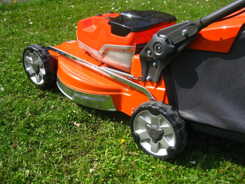 NEU Husqvarna PROFI Akku Rasenmäher LC551iV 51 cm Antireb Korb in Borchen