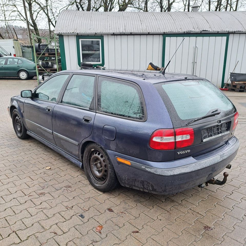 Volvo V40 M-B4184S2 G-MT5 / M5P Lack:Blau Interne Nr:(4127) in Rennerod