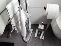 Handtuchhalter und Wc Bürste/Toilettenpapier 1Jahr Alt Niedersachsen - Vechelde Vorschau