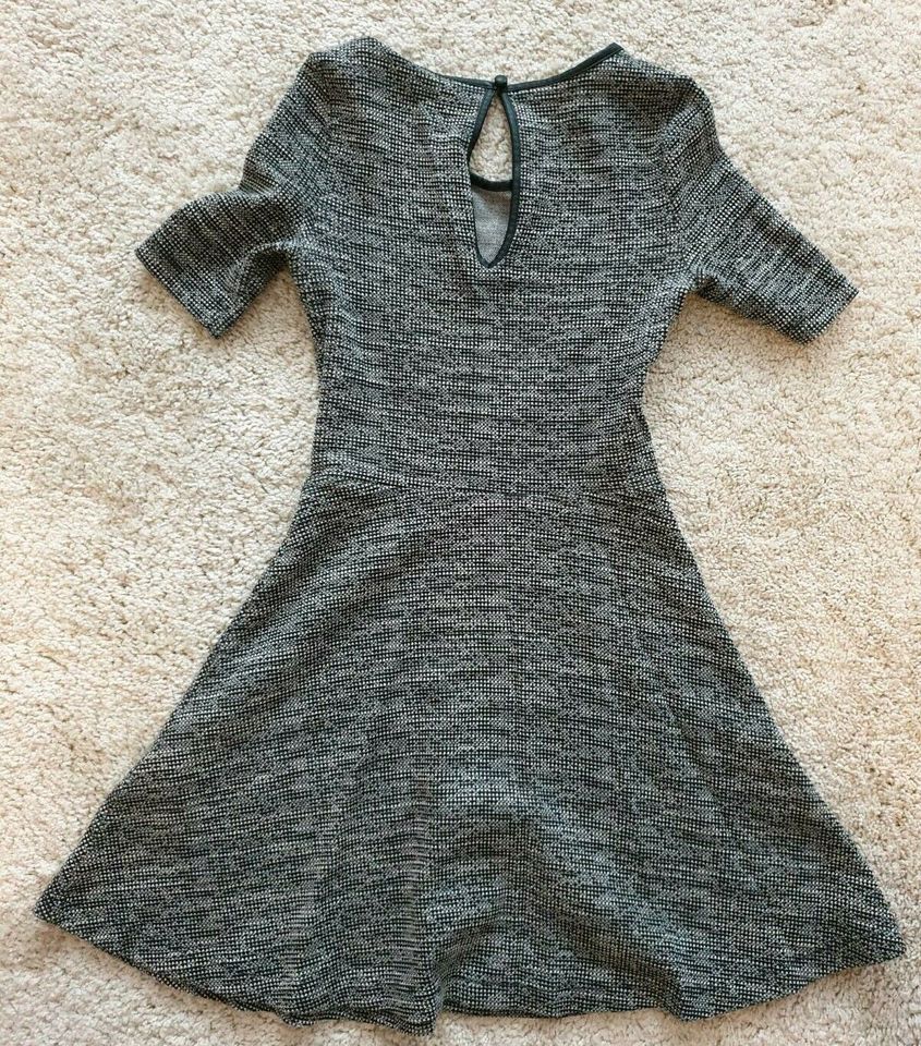Kleid H&M kurz schwarz/weiß meliert 34 in Kaarst