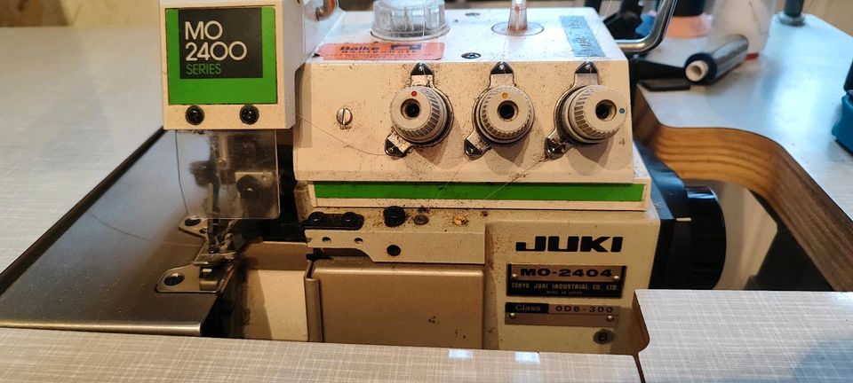 Textima Nähmaschine und Juki MO-2404 mit Tischen und Zubehör in Fehrenbach