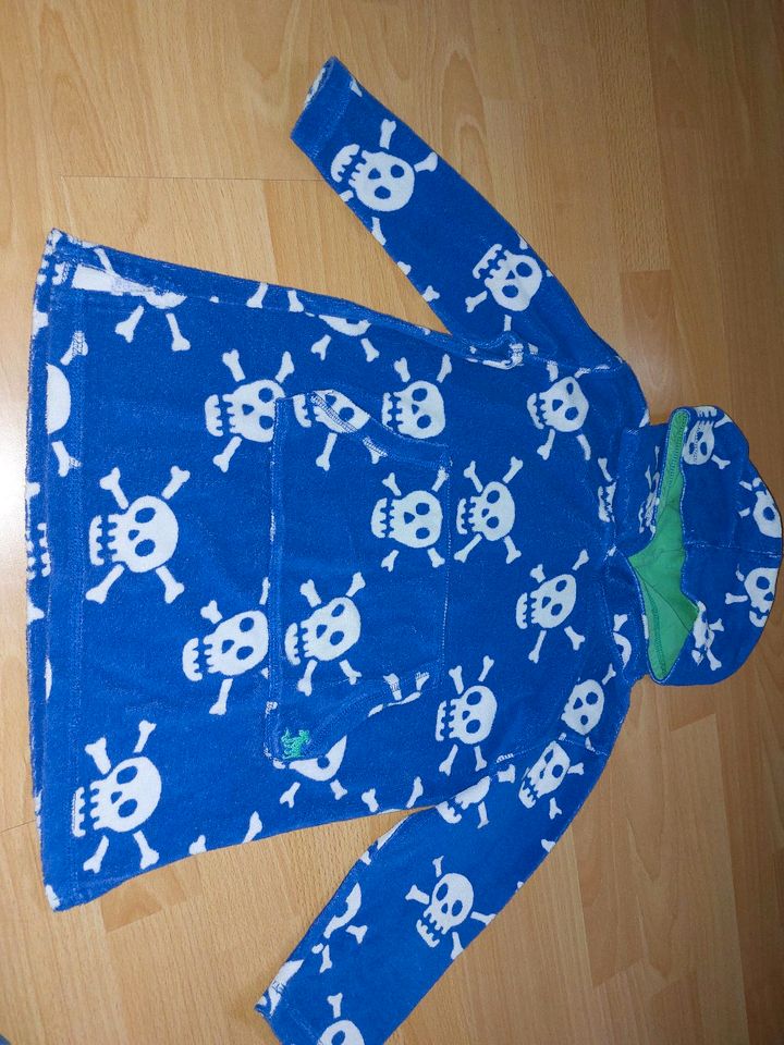 Mini Boden Paket Piraten Totenkopf Shorts Badehose 3-5 110 Poncho in Wolfhagen 