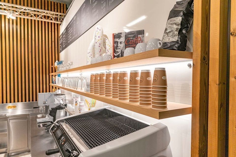 Eiscafe Einrichtung Eisdiele Ladenbau Eisvitrine Maßgeschneidert in Külsheim