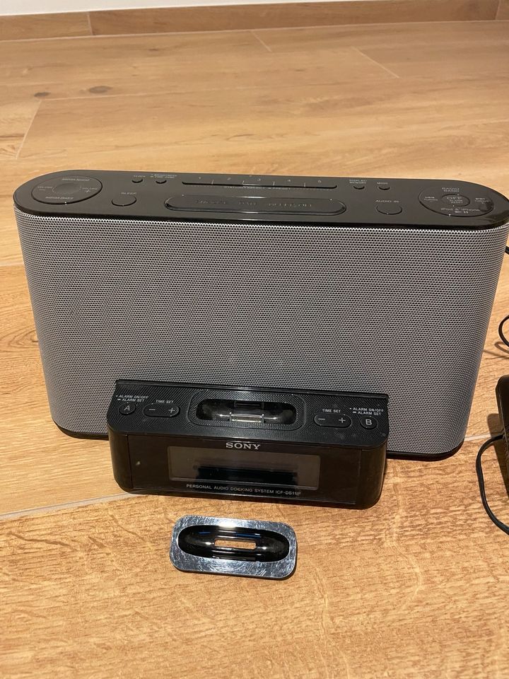 Sony Docking Station, Radio, Box in Wiehl