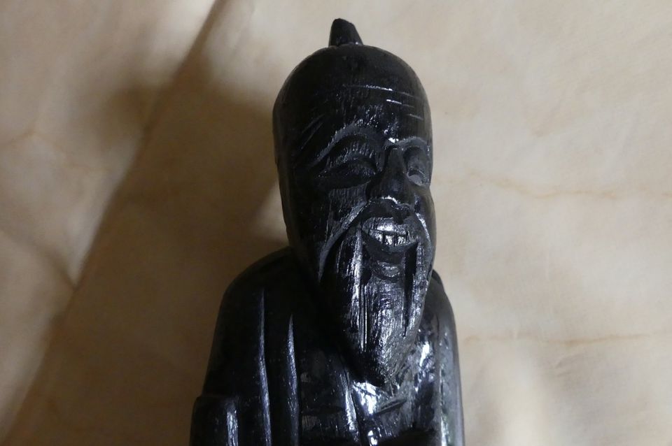 Sehr alte geschnitzte Holzfigur asiat. Gelehrter auf Wanderschaft in Tönning