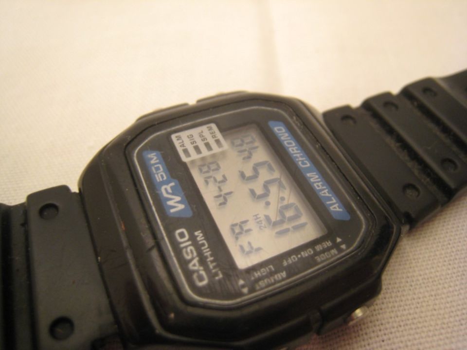 Casio W-84 Vintage Digital-Armbanduhr WR Alarm Chronograph Chrono in München