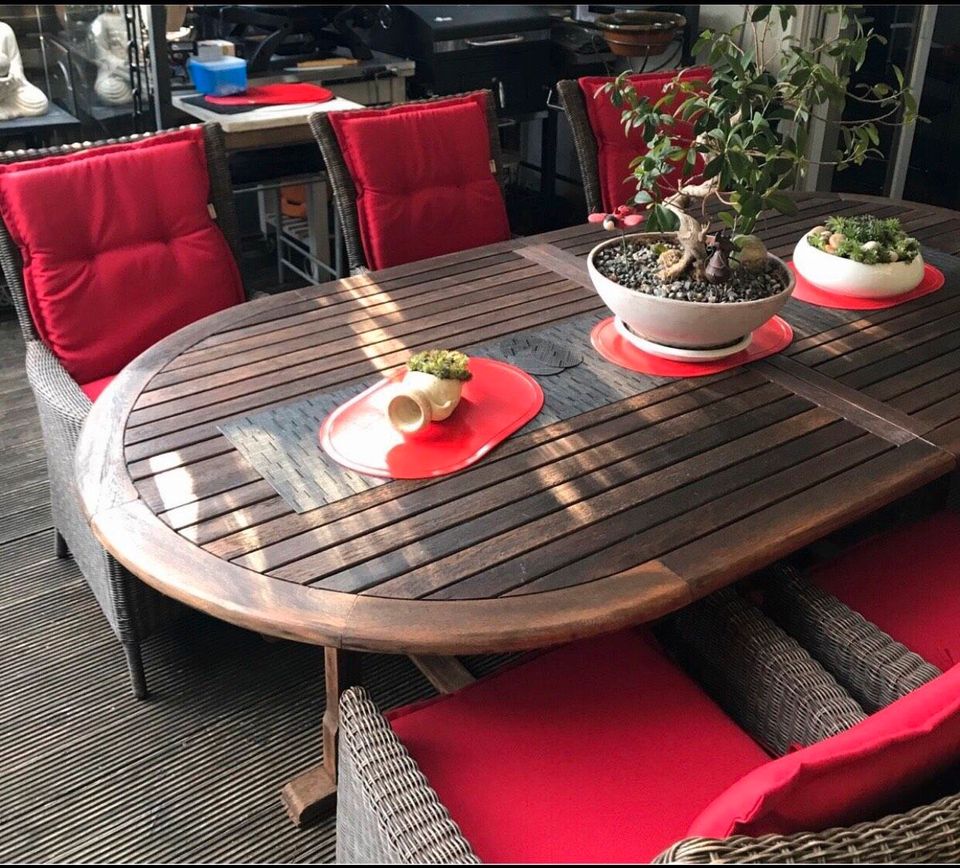 Terrassen/Garten Garnitur, Ovaler Holztisch + 6 Rattan Stühle in Wuppertal