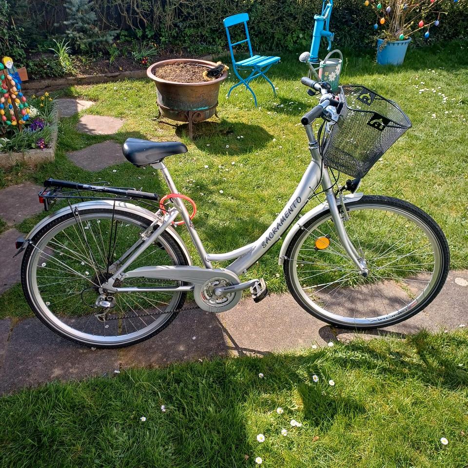 Sacramento Damenfahrrad Damenrad Fahrrad 24 Gang Shimano in Cölbe