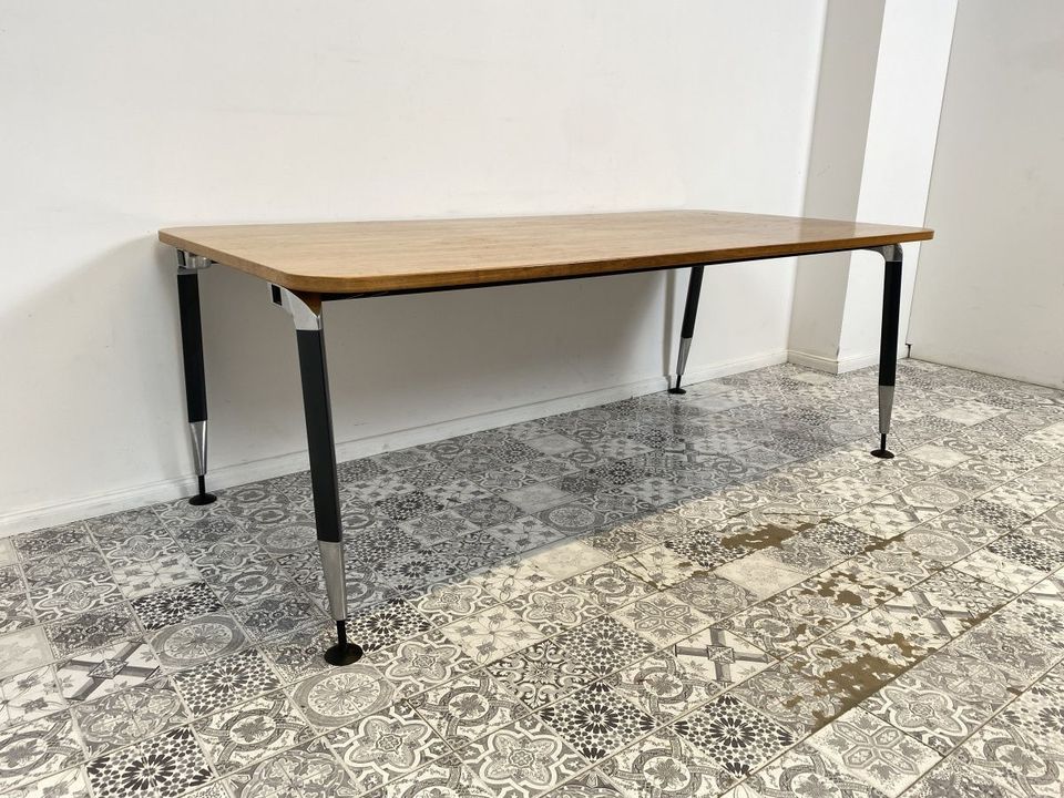 WMK Hochwertiger & sehr gut erhaltener großer Konferenztisch mit edler Holzplatte auf präzise höhenverstellbarem Metallgestell # Tisch Esstisch Küchentisch Schreibtisch Bürotisch Industrie Design in Berlin