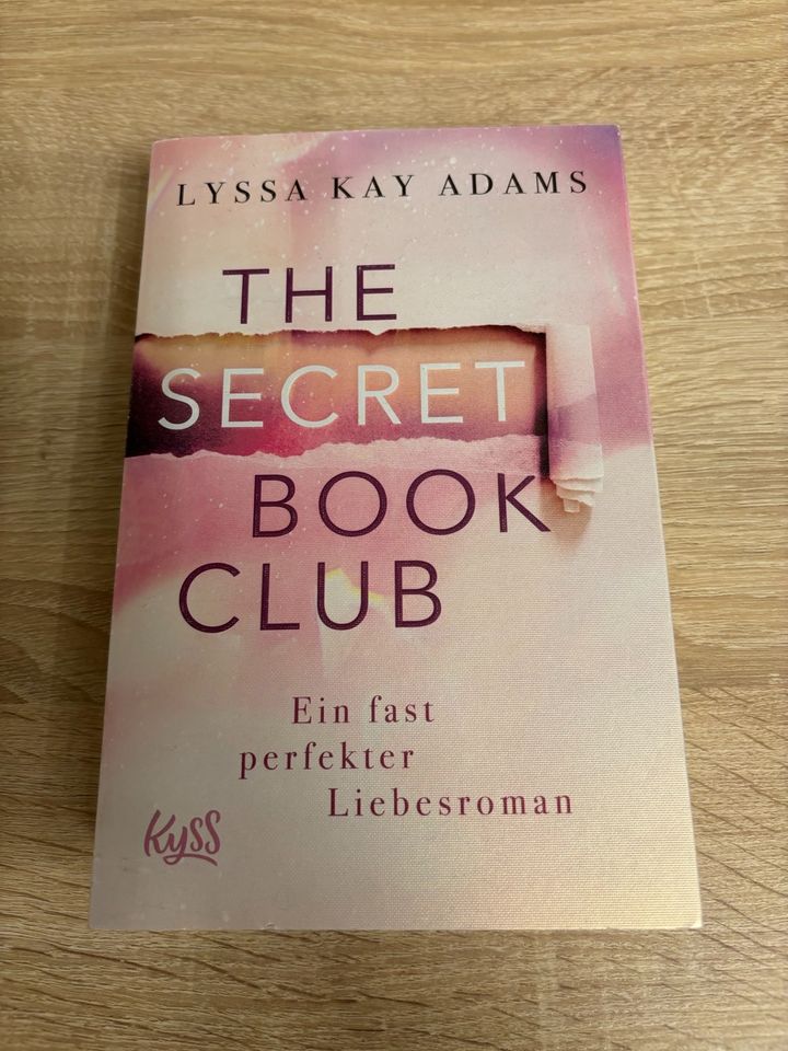 Lyssa Kay Adams - The Secret Book Club in Monheim am Rhein