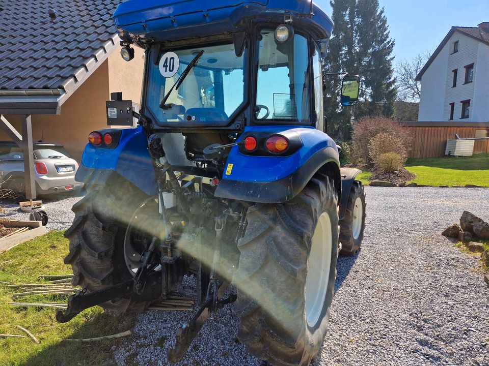 New Holland TD5.65 in neuwertigem Zustand in Biedenkopf