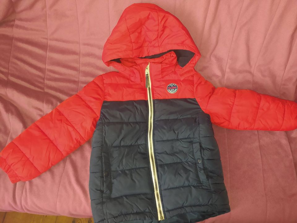 Jacke Winterjacke Gr. 116 H&M, Rot-Blau in Berlin