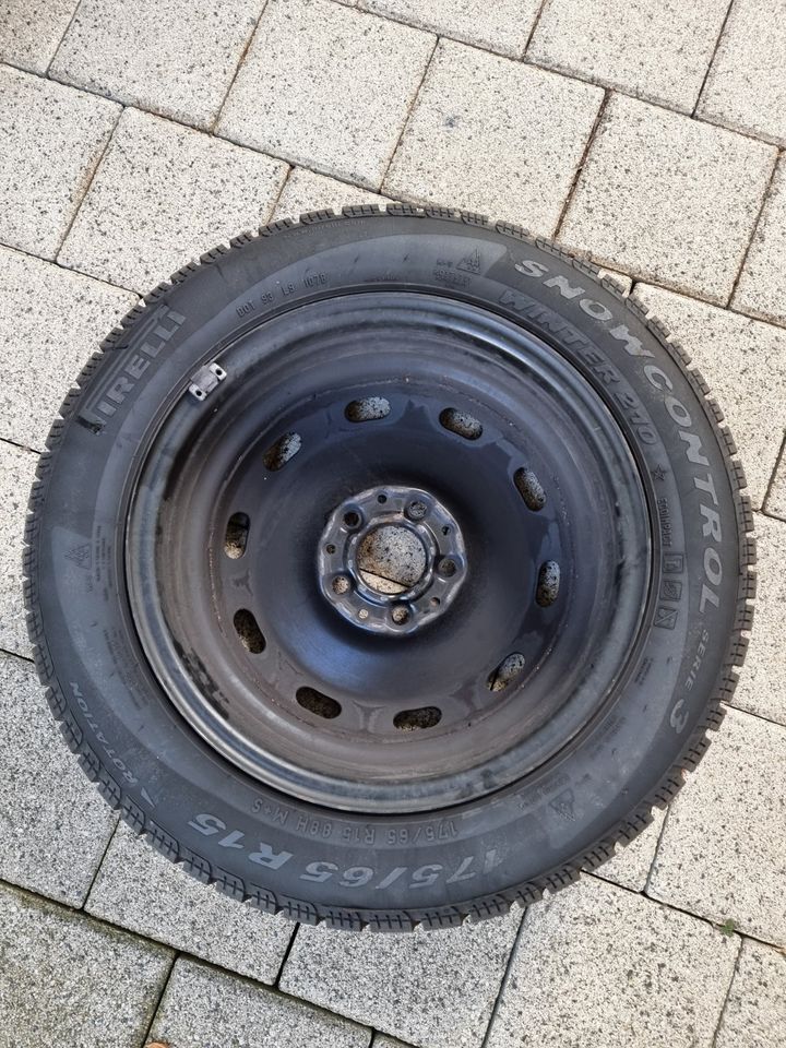 Winterreifen Pirelli - 4er Set auf Stahlfelge 175 65 15 in Leonberg