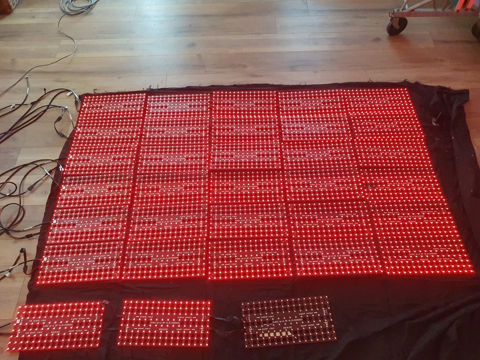LED Wand 2,4 m² 2,5 cm Pixelabstand. 30 Kacheln bel. kombinierbar in Barmissen