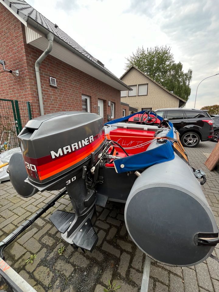 Boot (Schlauchboot) in Grevenbroich