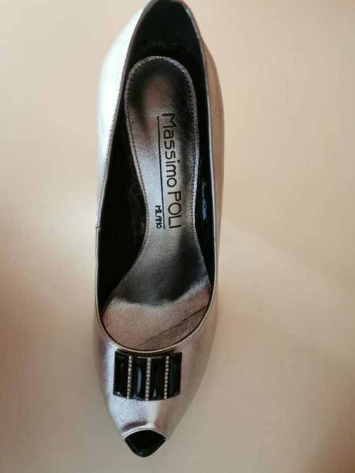 Peeptoes Pumps Leder Gr. 39 silber Schmuckstein High Heels in Falkensee