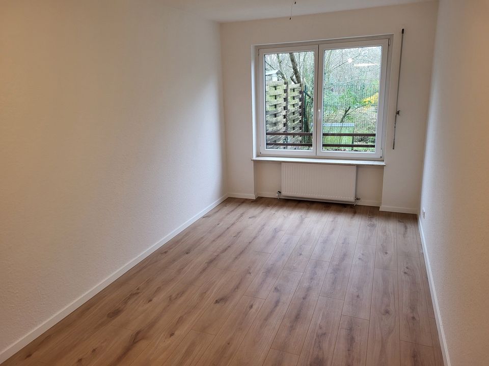 Provisionsfrei! Bezugsfreie 2,5 Zimmer Wohnung KERNSANIERT inkl. Tiefgarage + Garten in Gundelfingen